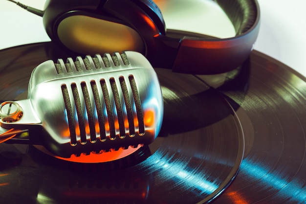 Microfoon en segment van vinyl record