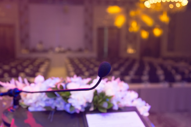 Microfoon in vergaderzaal voor een conferentie.