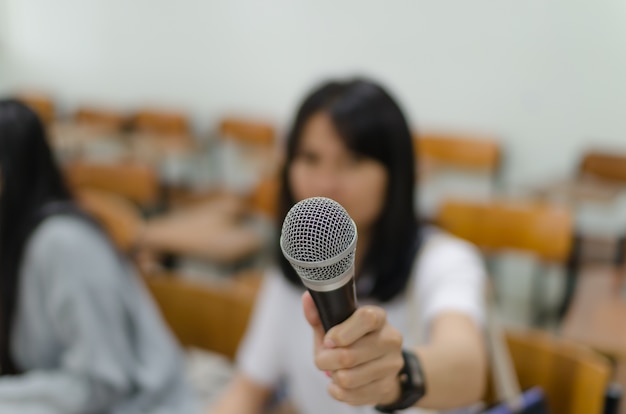 Microfoon met vage achtergrond van studenten in klaslokaal