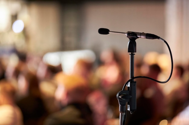 microfoon op een onscherpe achtergrond Microfoon op abstracte spraakvervaging in seminarruimte of directiekamer