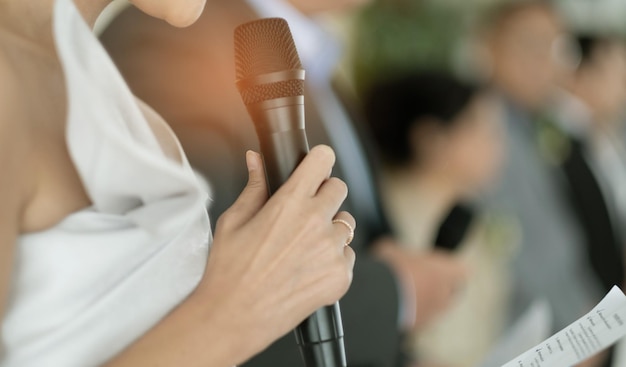 Microfoon op het podium, spreker, conferentie