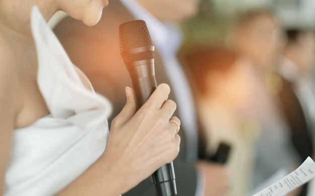 Microfoon op podium spreker conferentie