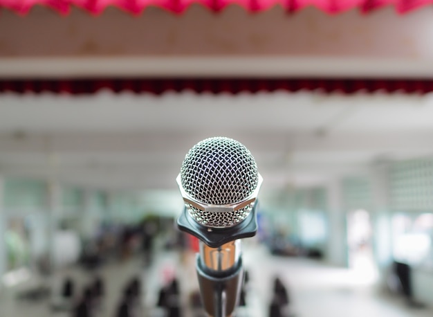 Microfoon op podium tegen een achtergrond van Auditorium.