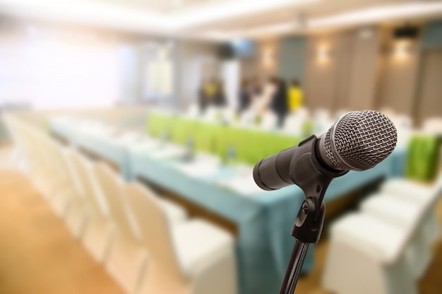 Microfoon over het wazig zakelijke forum Vergadering of conferentie Training Learning Coaching Room Concept, Blurred background.