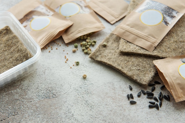 Microgreenzaden in papieren zakken en apparatuur voor het zaaien van microgreens