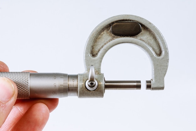 Micrometer op een witte achtergrond Modern meetinstrument