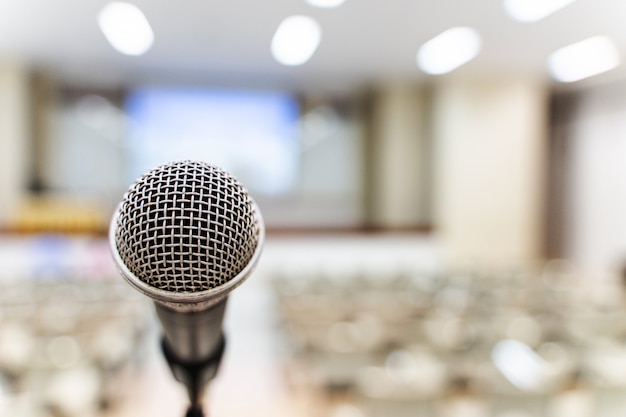 Photo microphone over the blurred business forum meeting or conference training learning coaching room concept