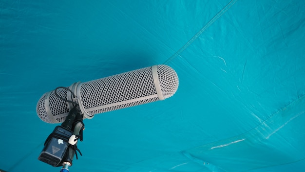 Tipo di microfono ad asta. microfono ad asta registratore di suoni e supporto per treppiede. microfono professionale per registrazione audio digitale per la produzione di film o video. protezione dal vento sul microfono ad asta. industria cinematografica