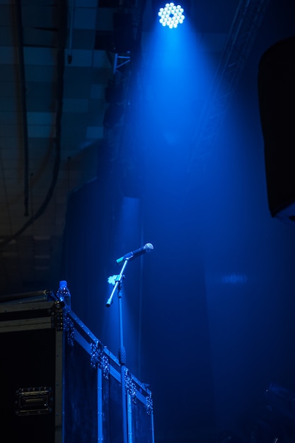 Foto microfono nella sala da concerto con luci blu