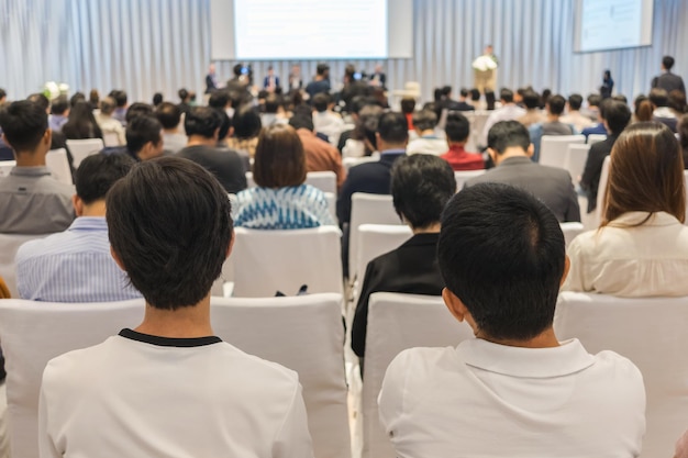 사진 컨퍼런스 홀 또는 세미나 방의 추상적인 흐릿한 사진 위에 마이크