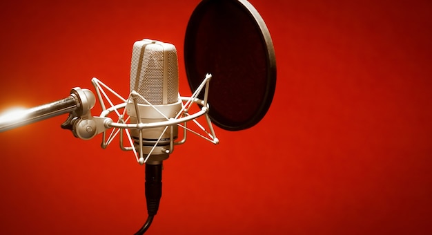 Foto microfono in una tecnologia di sala di registrazione professionale e microfono per apparecchiature audio