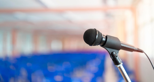 Foto microfono sul palco sullo sfondo dell'auditorium