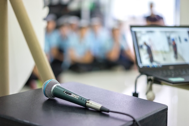 Microfono sul palco nella sala per seminari