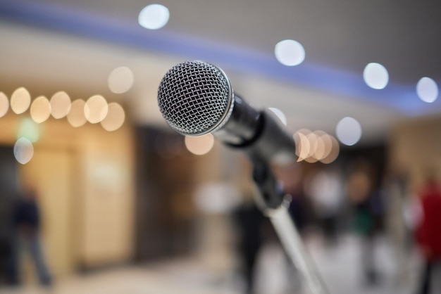 Foto microfono sul nero del primo piano della conferenza dell'altoparlante della fase