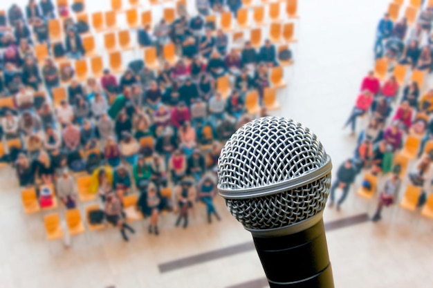 Microfono e vista dall'alto della sala riunioni sfocare lo sfondo riunione d'affari conferenza