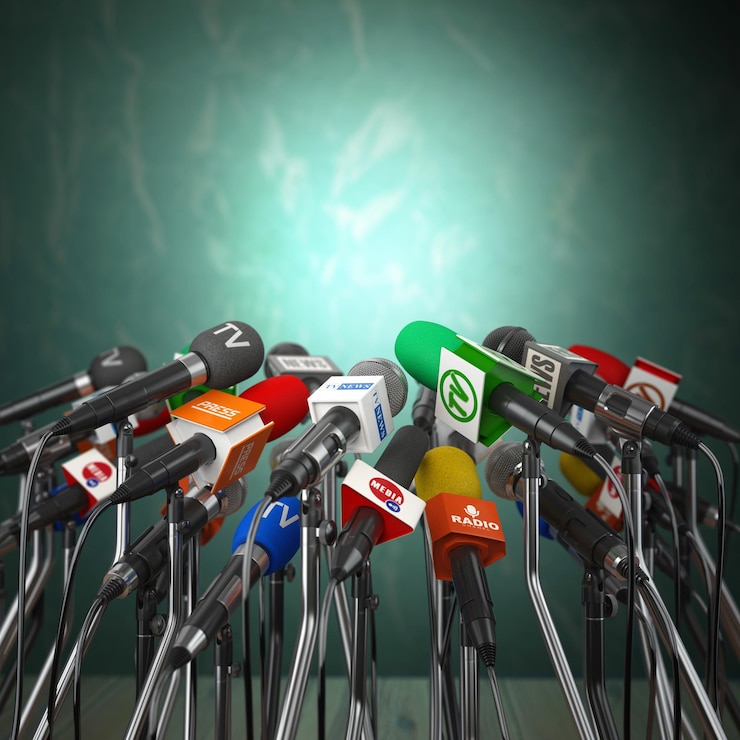 फोटो microphones prepared for press conference or interview on green background