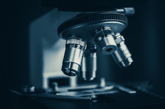 Микроскоп крупным планом в научной лаборатории
