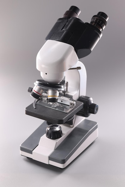 회색 배경 미생물학 및 건강 관리에 현미경