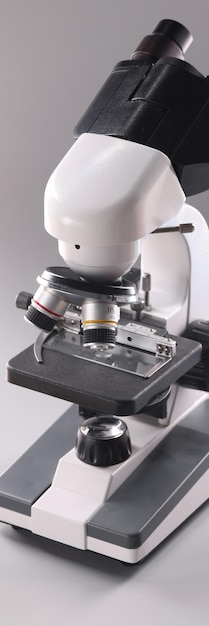 Микроскоп на сером фоне микробиологии и здравоохранения