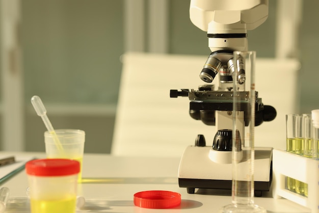 顕微鏡試薬と実験室のテーブルの概念に化学溶液を含む試験管