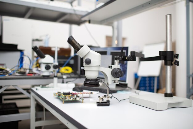 Foto microscopio nel laboratorio di tecnologia di ricerca scientifica sul tavolo