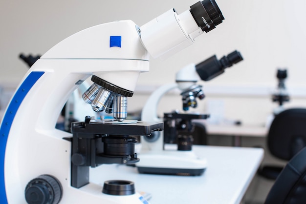 Microscopen op de tafel in het laboratorium