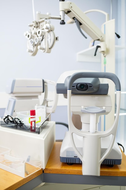 Микроскопический аппарат для проверки зрения. офтальмология и лечение глазных болезней. глазная клиника, концепция оптометриста