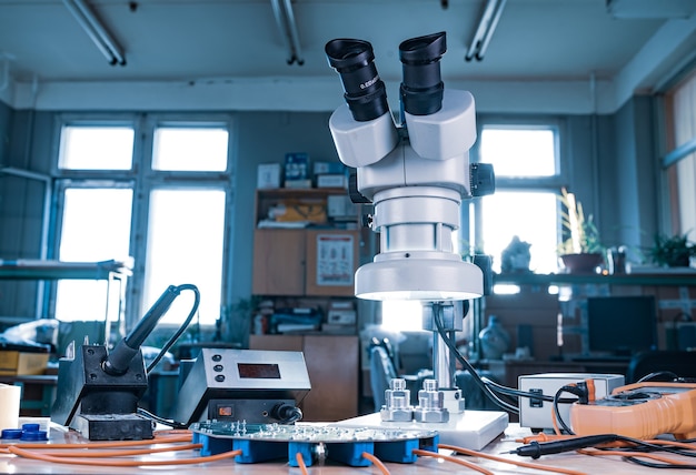 Foto connettore coassiale microonde e multimetro digitale elettronico sul tavolo dell'officina