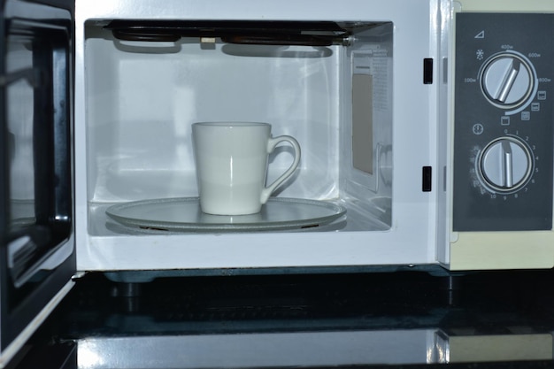 Microwave oven for warming food