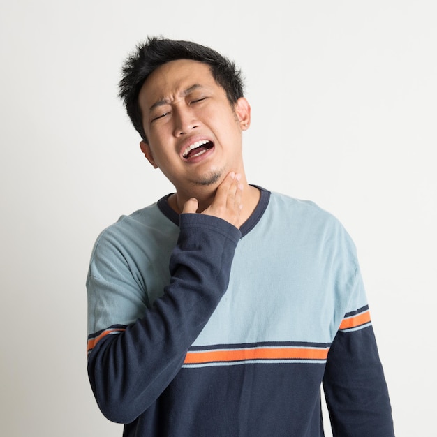 백색 배경 에 서 있는 중년 남자 가 울고 있다