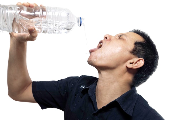 Foto uomo adulto che beve acqua su uno sfondo bianco