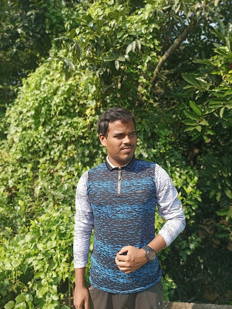 Photo mid adult man looking away standing by plants