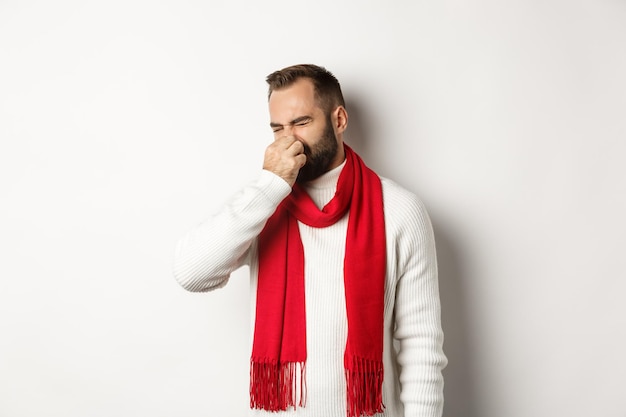 Photo mid adult man standing against white background