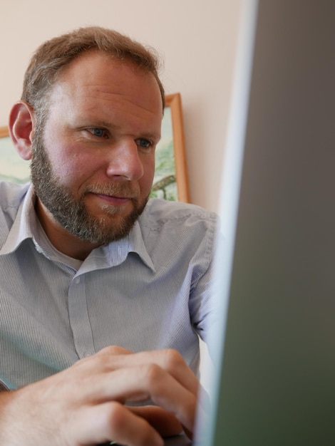 Foto uomo adulto medio che usa il computer