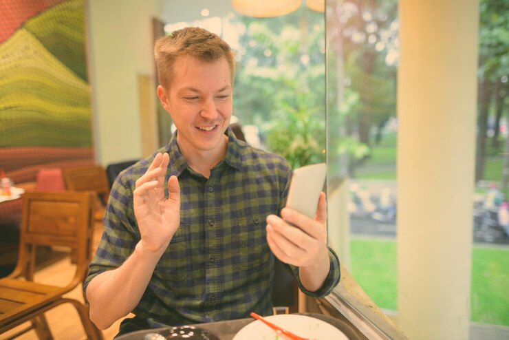 Photo mid adult man using mobile phone