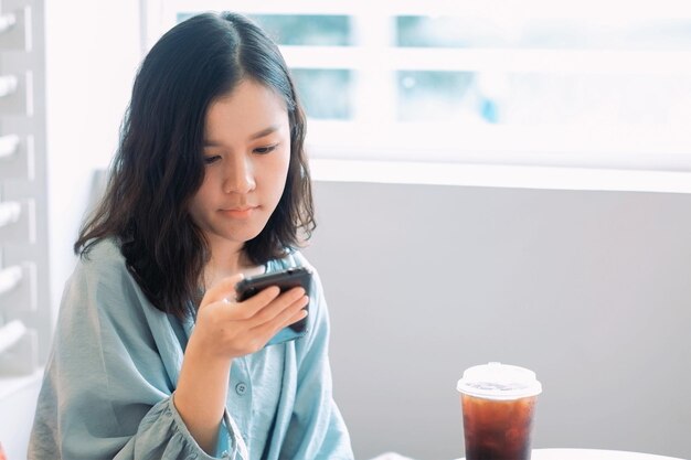 写真 携帯電話を使っている中年男性