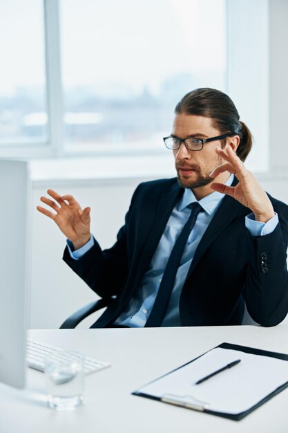 Photo mid adult man using smart phone on table