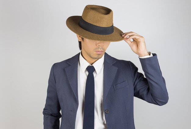 Photo mid adult man wearing hat standing against white background