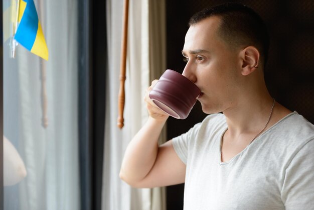 写真 コーヒーを飲んでいる中年女性