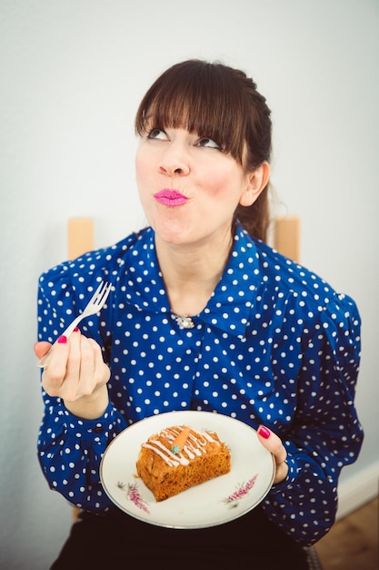 Фото Взрослая женщина ест сладкую еду дома.
