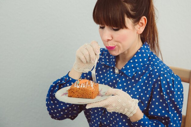 사진 집에서 달한 음식을 먹는 중년 여성