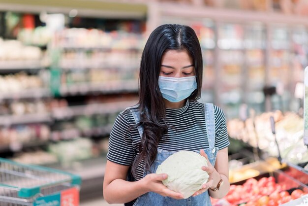 Photo mid adult woman holding ice cream in store