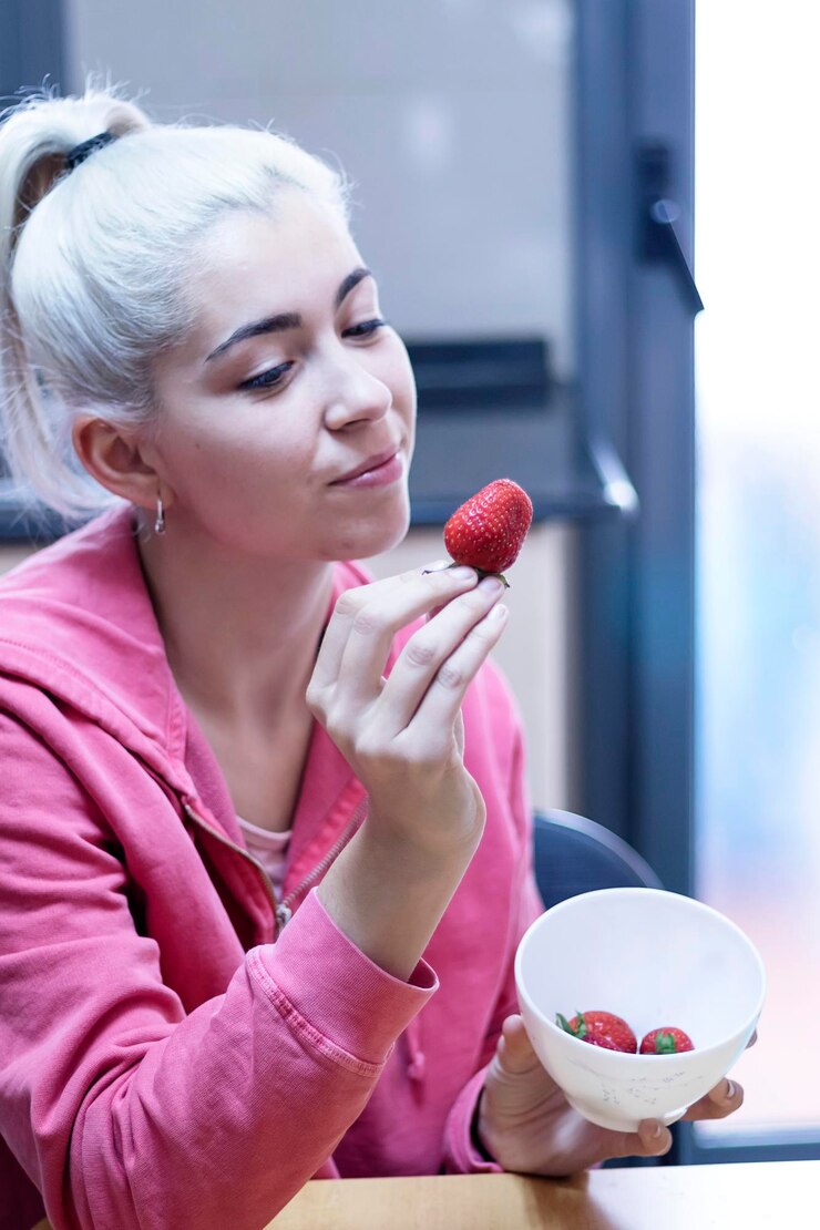 Photo mid adult woman holding ice cream