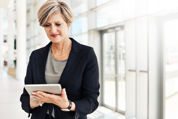 Photo mid adult woman using mobile phone