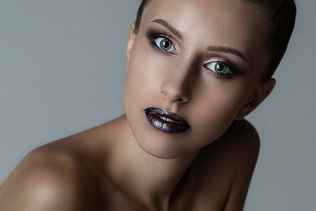 Photo mid adult woman wearing make-up against gray background