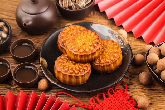 Concetto di mid-autumn festival, mooncakes tradizionali sul tavolo con tazza da tè.