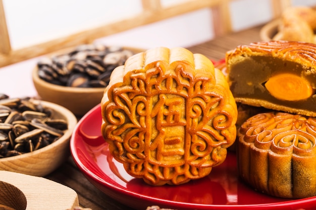 Концепция фестиваля середины осени, традиционные лунные пирожные на столе с чашкой.