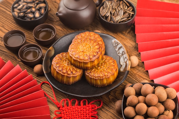 Foto mid-autumn festival-concept, traditionele mooncakes op tafel met theekopje.