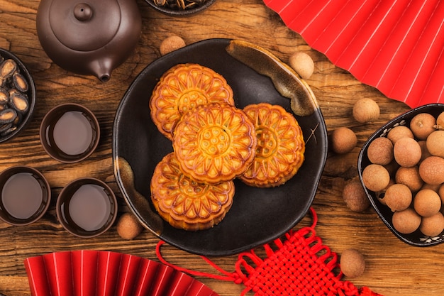 Mid-autumn festival-concept, traditionele mooncakes op tafel met theekopje.