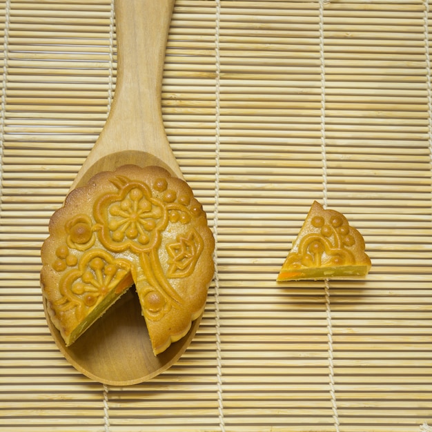 Mid-Autumn Festival-maancake in lepel op houten traditionele mat